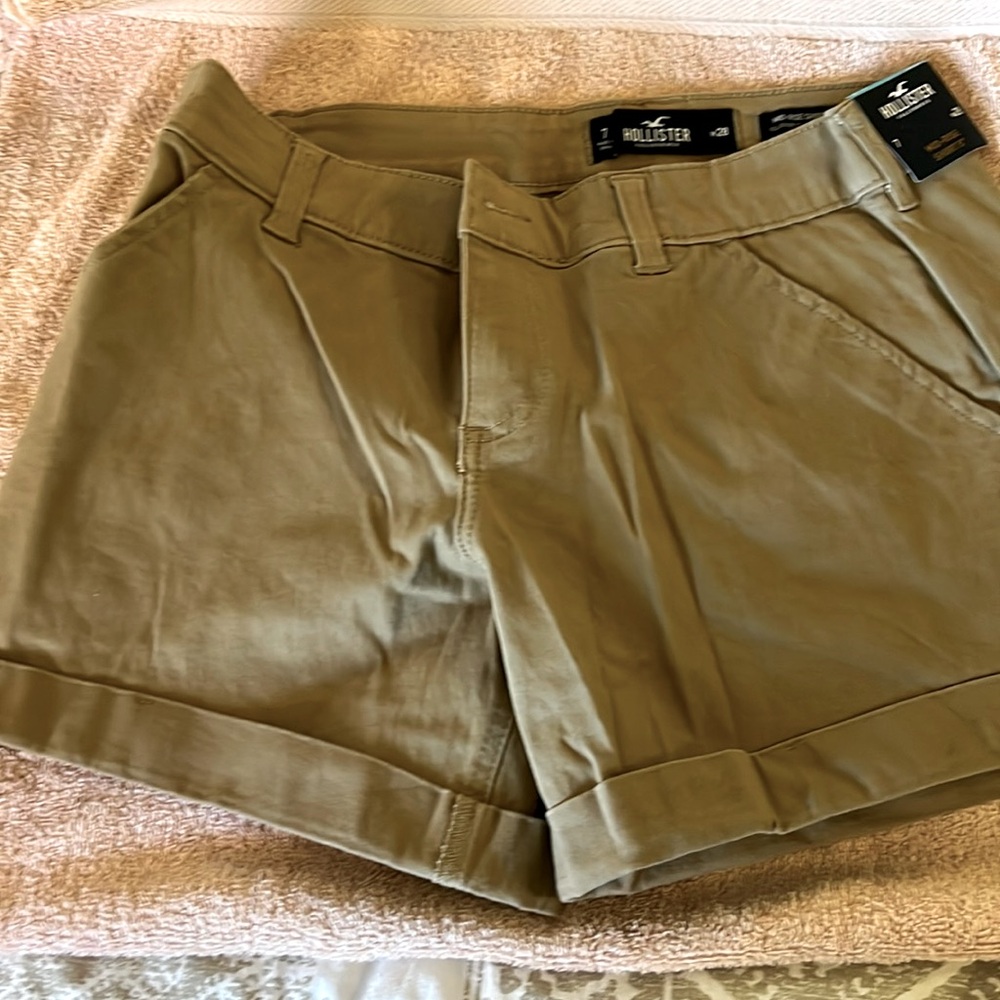 Hollister size 7 (waist 27) mid-rise short 5” khaki/tan color. New with tags